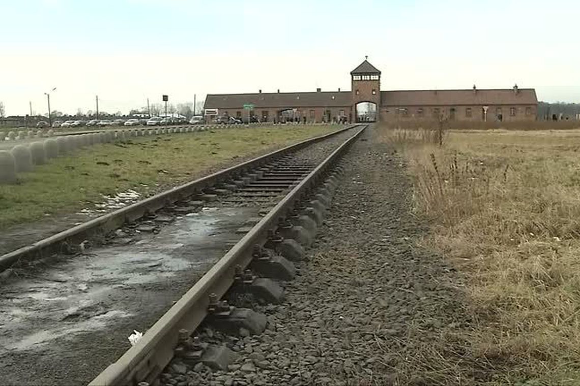 Museu de Auschwitz pede que visitantes evitem caminhadas sobre trilhos