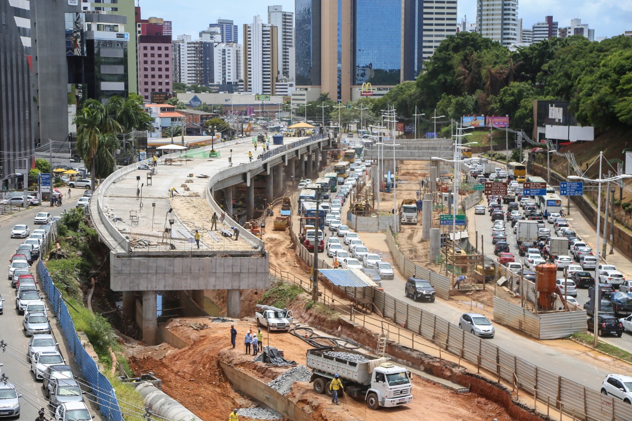 Obras do BRT mudam trânsito e transporte na avenida ACM