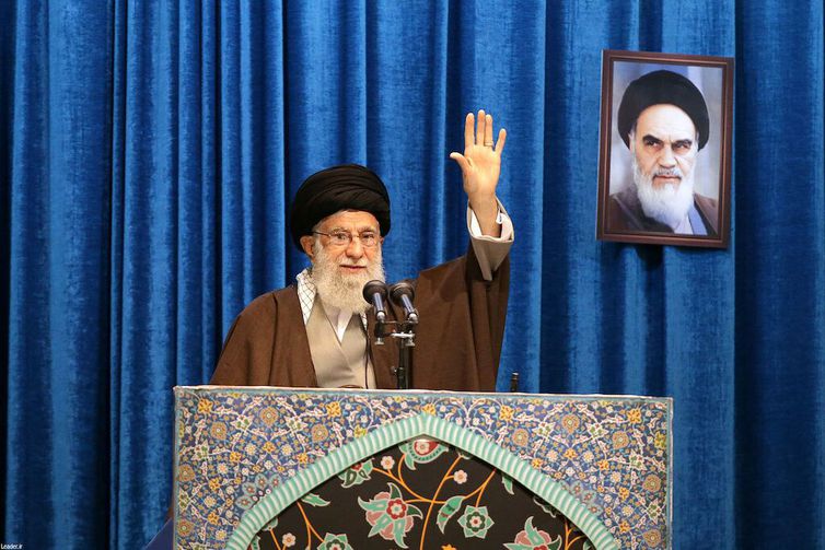 Aiatolá Khamenei apela à unidade no Irã após desastre aéreo