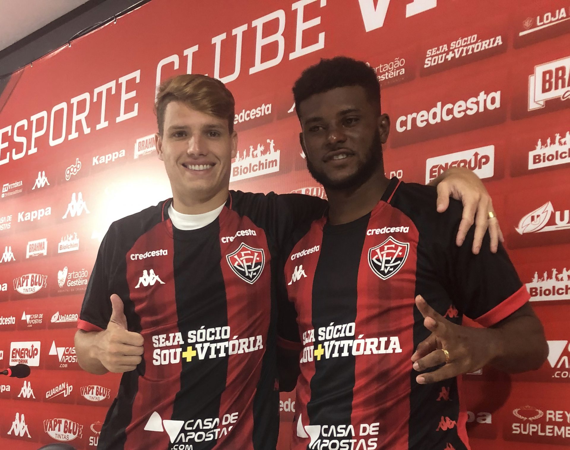 Vico e Rafael Carioca são apresentados pelo Vitória