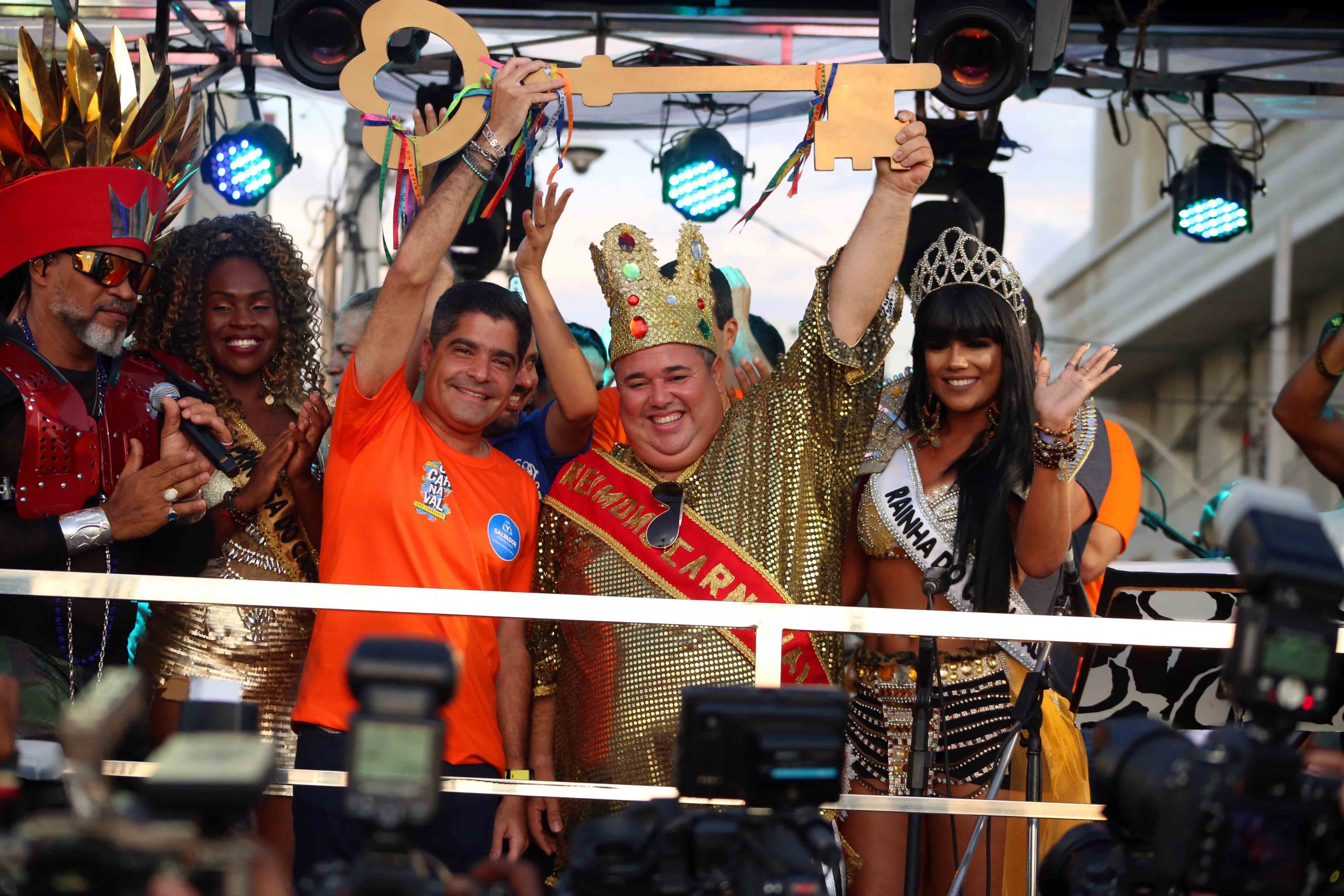Rei Momo recebe as chaves da cidade no Carnaval que coroa conquistas de Salvador
