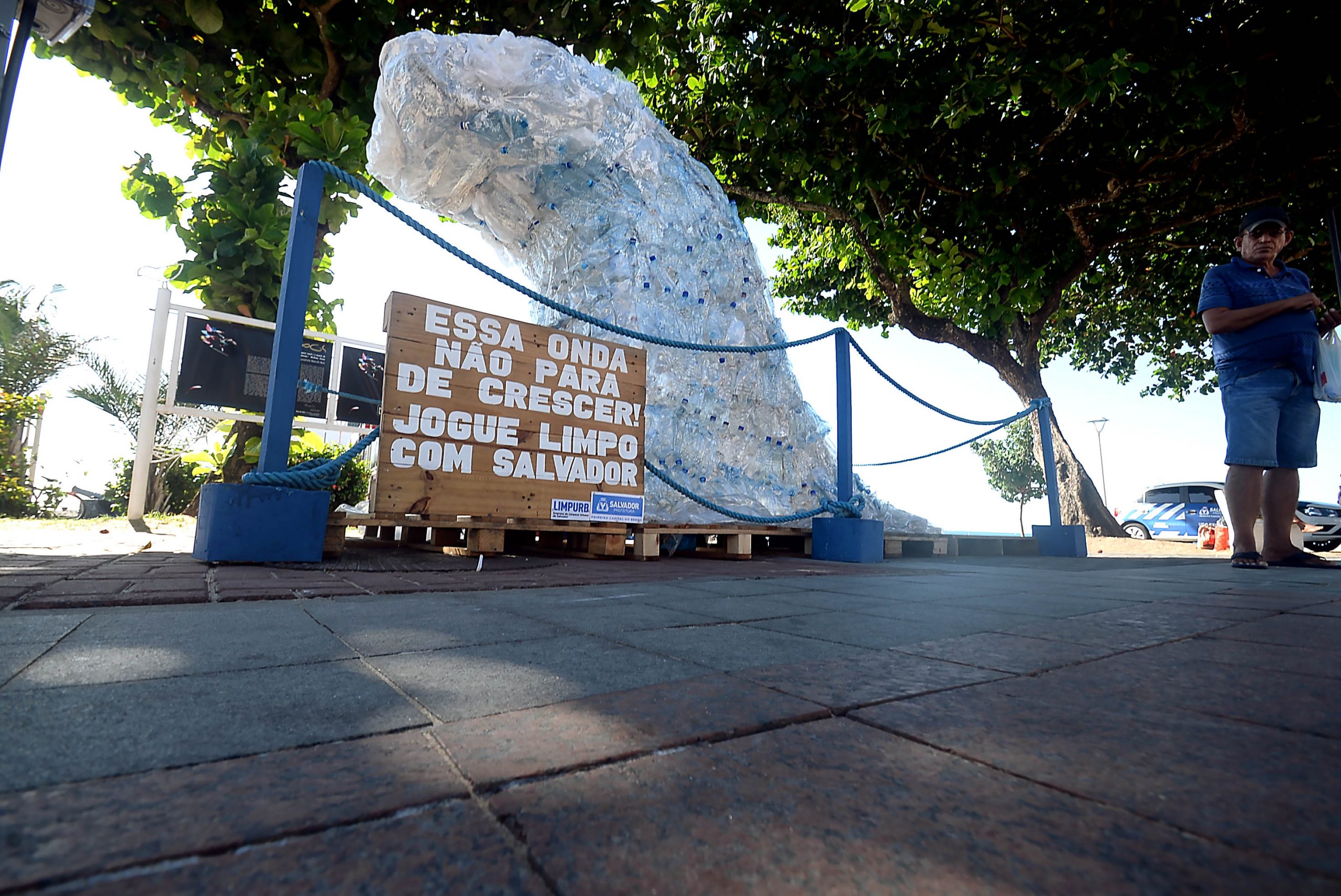 Equipamento no Porto da Barra alerta para descarte adequado do lixo
