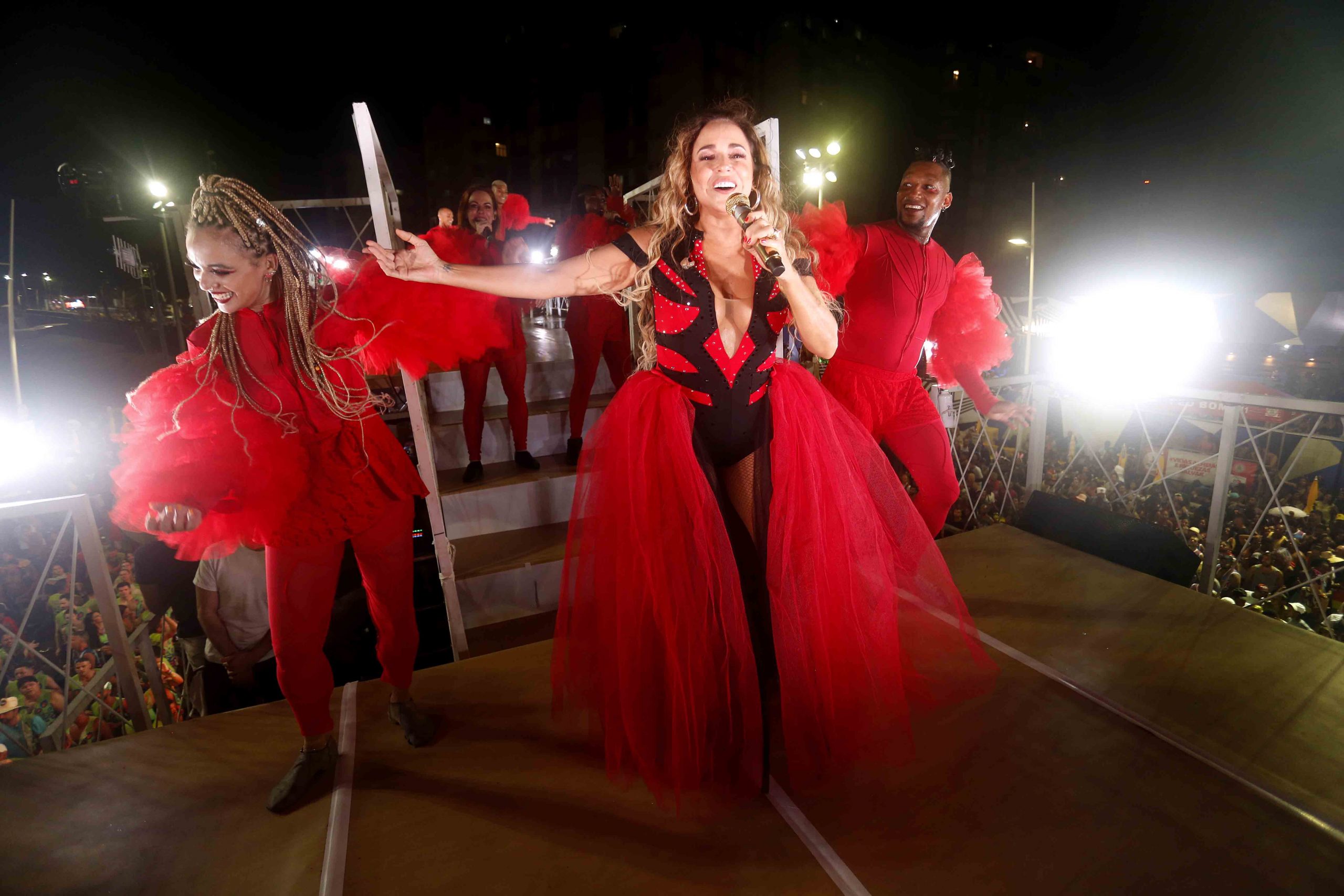 Daniela Mercury desfila de Dama de Vermelho em Salvador