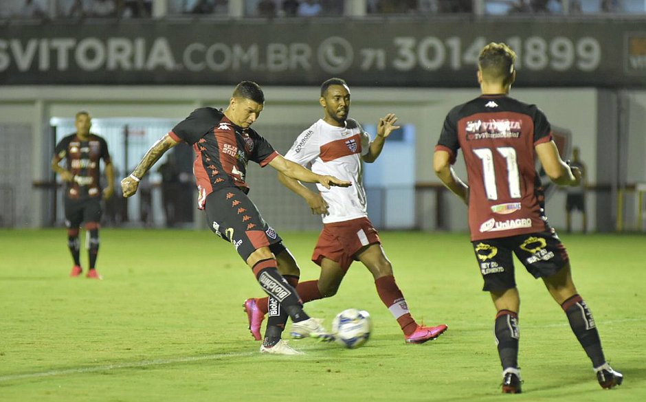 Vitória derrota CRB e chega à segunda colocação em seu grupo na Copa do Nordeste