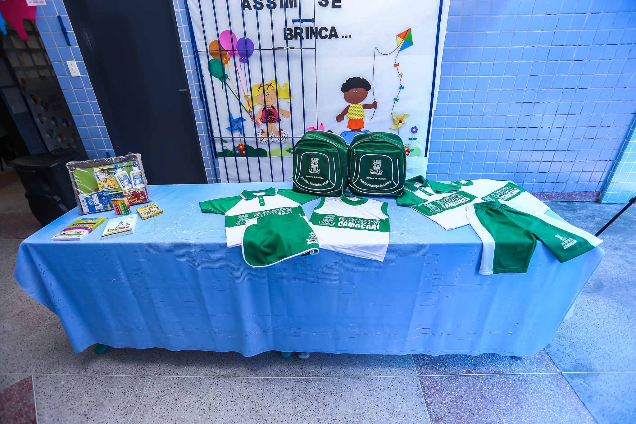 Prefeitura de Camaçari distribui kits volta às aulas