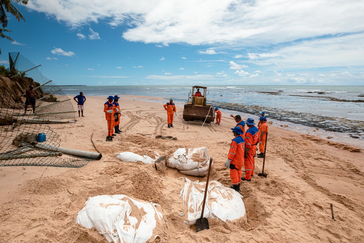 Prefeitura retira óleo da praia de Itacimirim