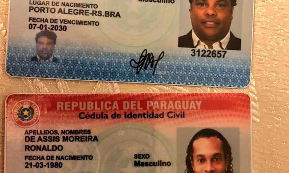 Ronaldinho Gaúcho é flagrado com documentos falsos no Paraguai