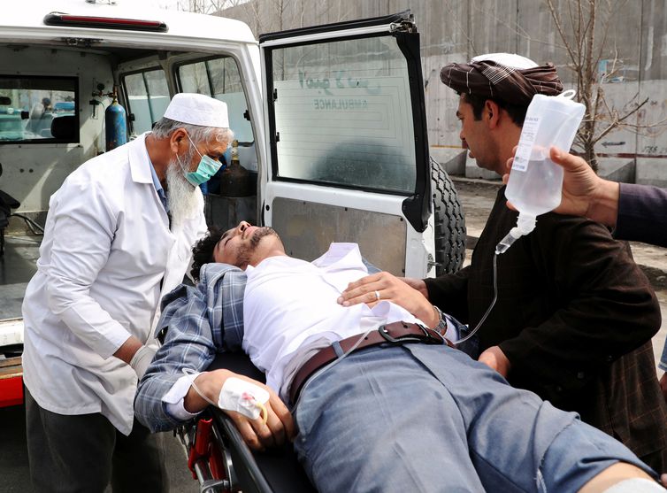 Tiroteio no Afeganistão mata  pelo menos 27 e deixa 55 feridos