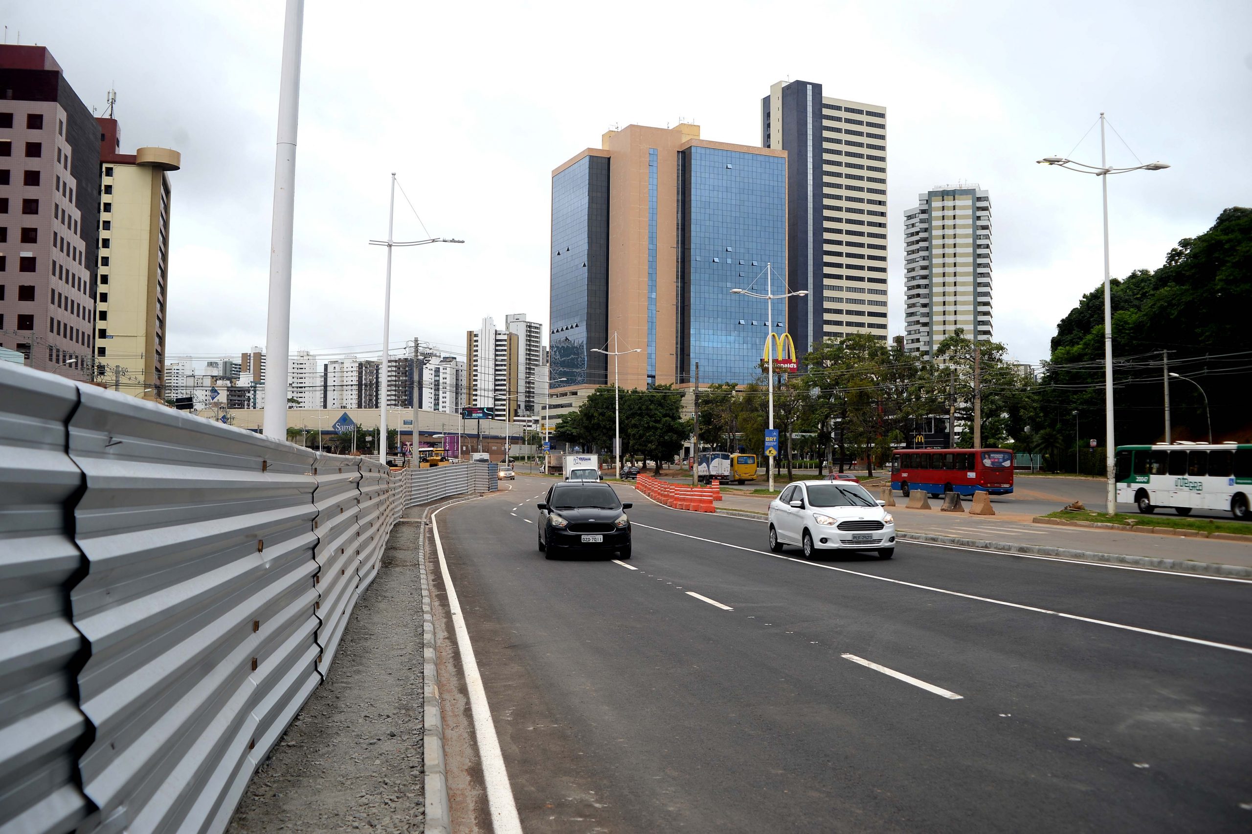 Obra do BRT entrega elevado com tráfego liberado na avenida ACM