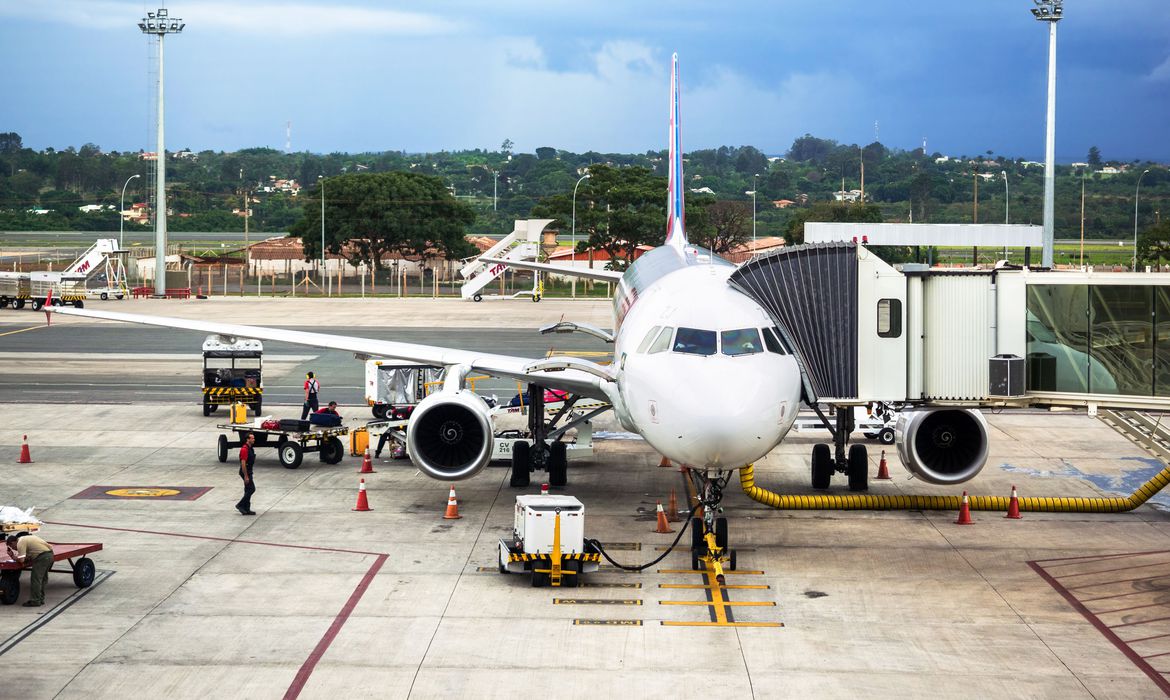 Aviões de passageiros podem transportar pacientes com Covid-19