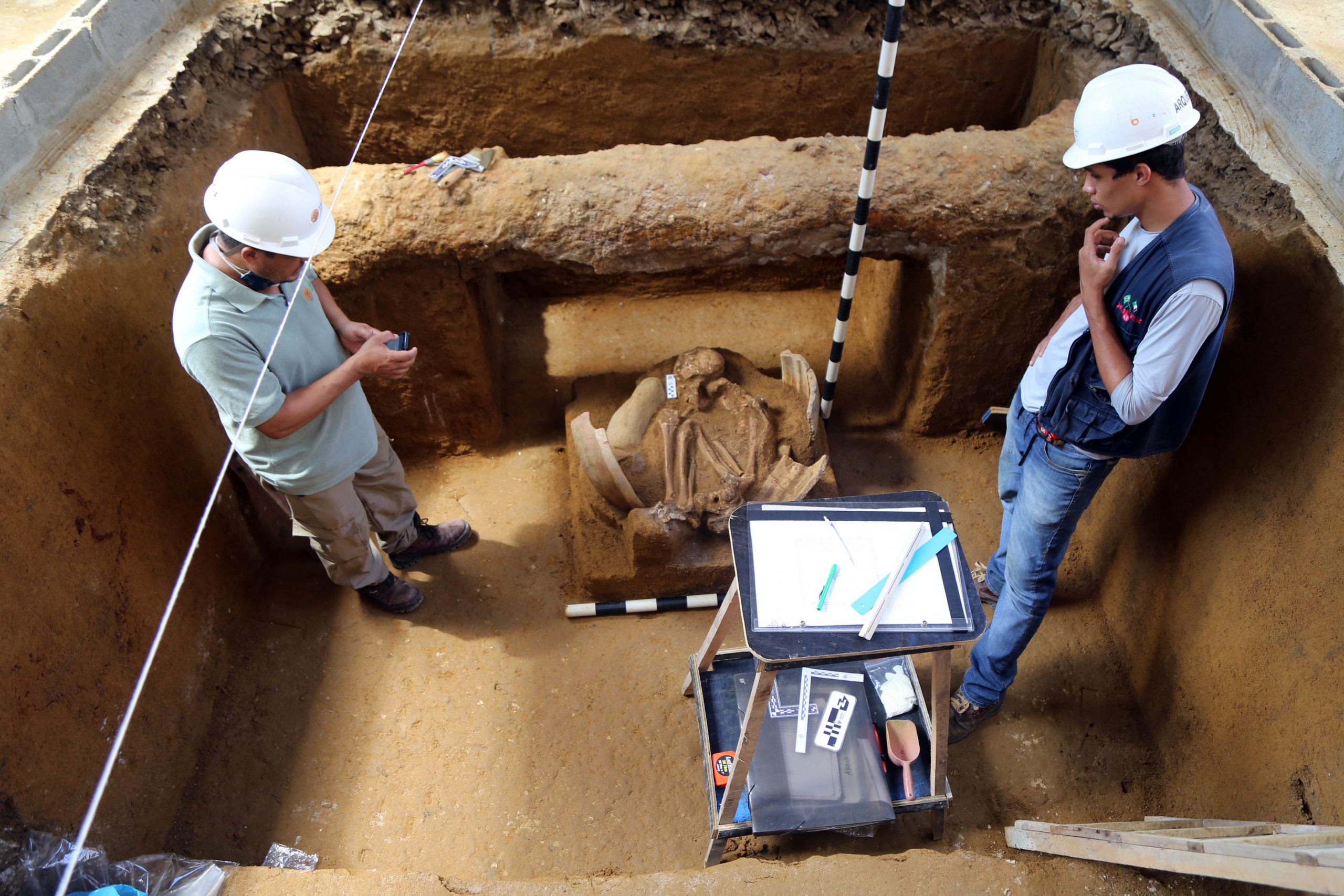 Peça de cerâmica encontrada na Avenida Sete pode ser urna tupi-guarani pré-colonial