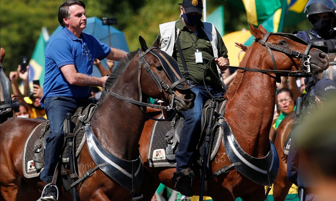 Bolsonaro participa de ato de apoiadores em Brasília