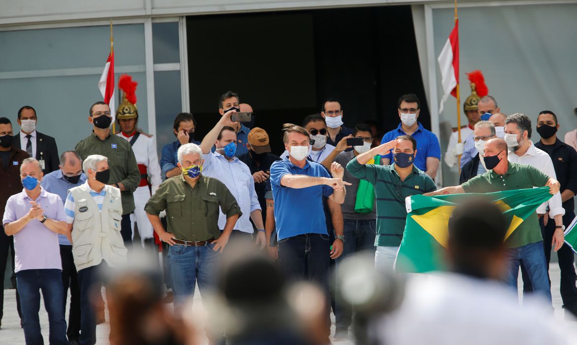 Bolsonaro participa de manifestação em frente ao Palácio do Planalto