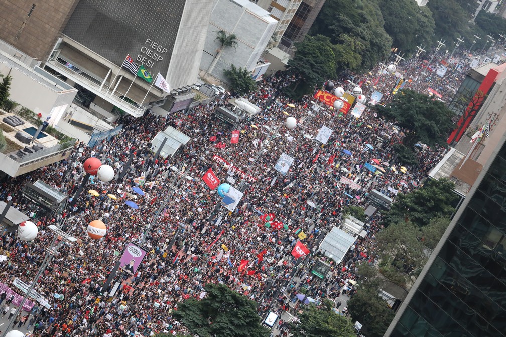 Manifestantes a favor e contra Bolsonaro entram em conflito na avenida Paulista