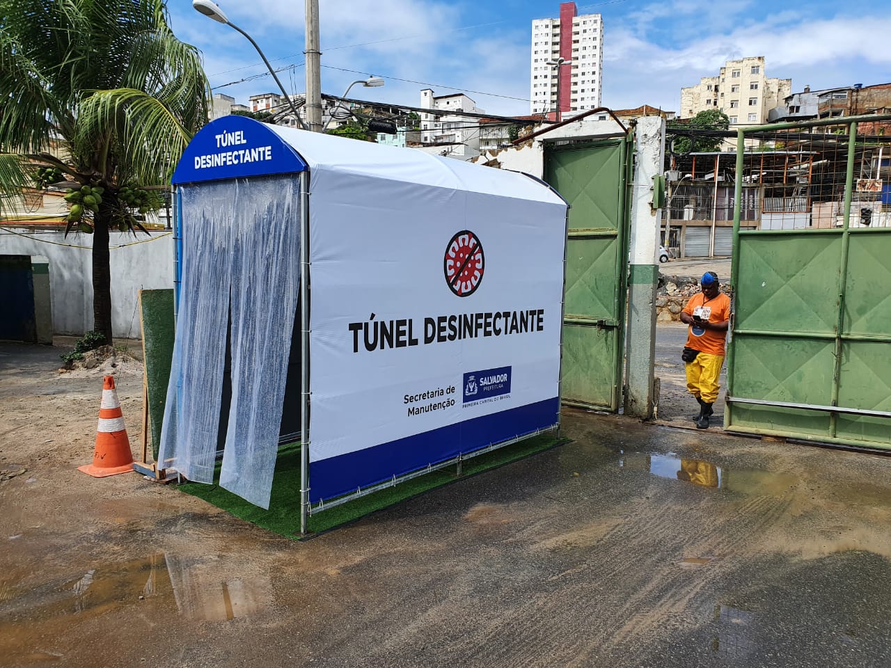 Túnel desinfectante protege funcionários da Seman em Sete Portas