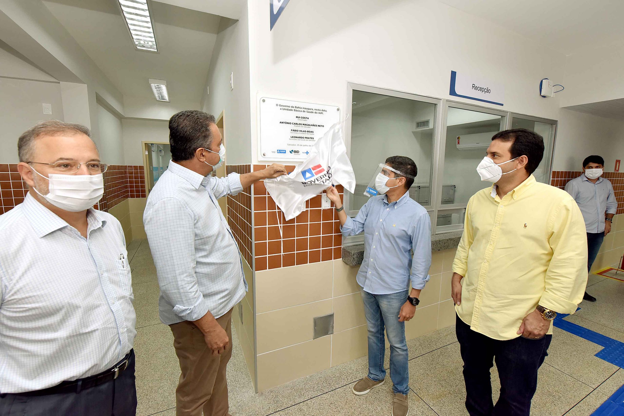 Rui Costa e ACM Neto entregam unidade de saúde no IAPI