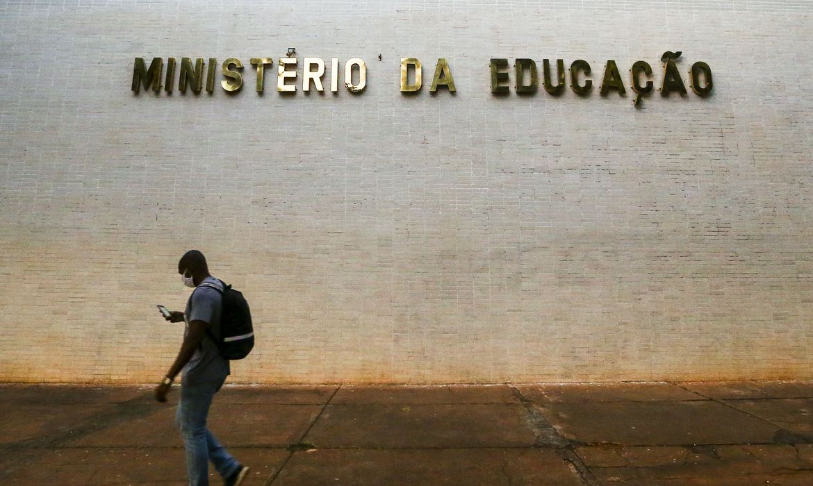 Bolsonaro anuncia Milton Ribeiro como ministro da Educação