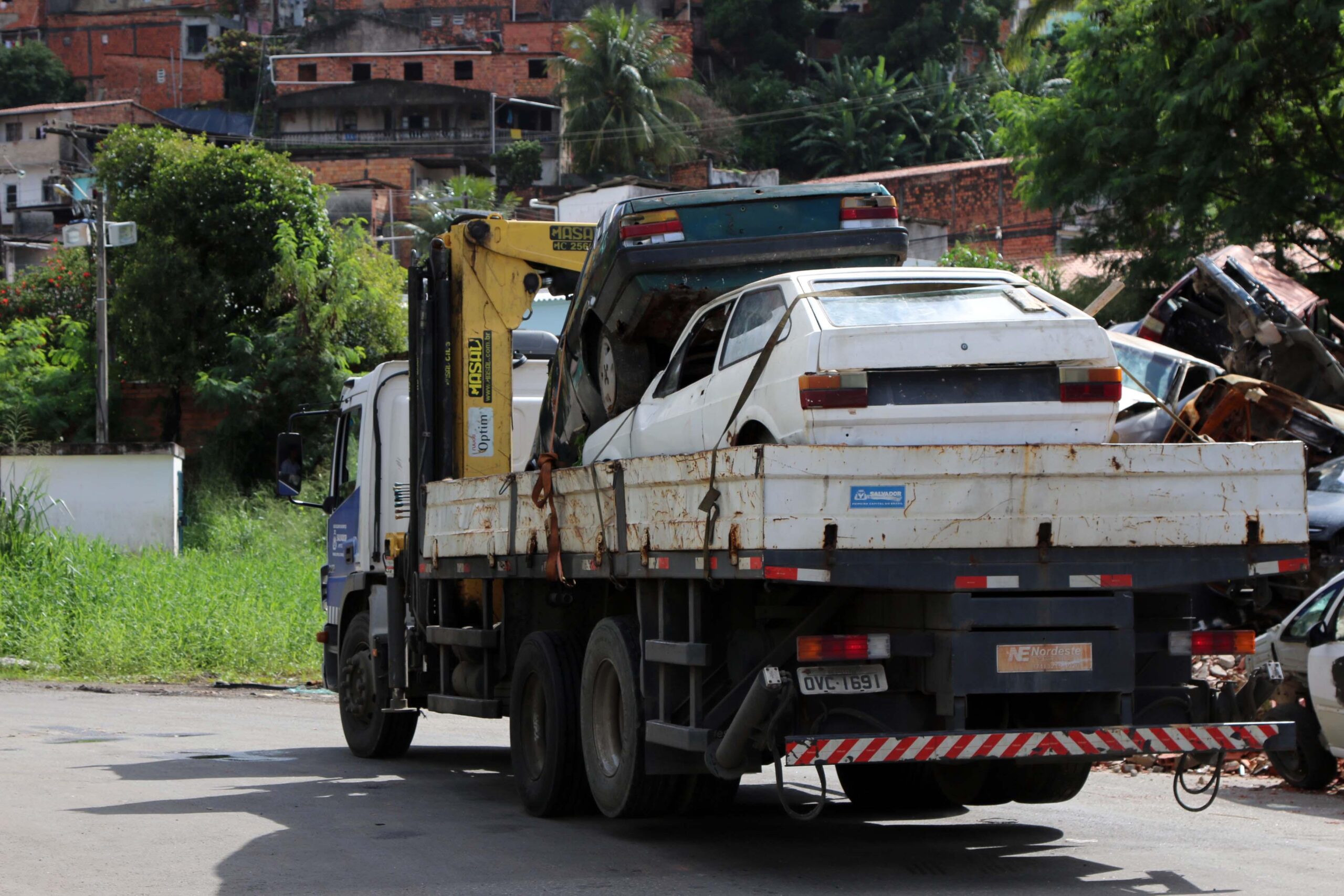 Prefeitura retira 322 sucatas das ruas de Salvador