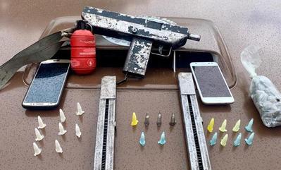 Submetralhadora 9 mm e granada encontrados na Santa Cruz