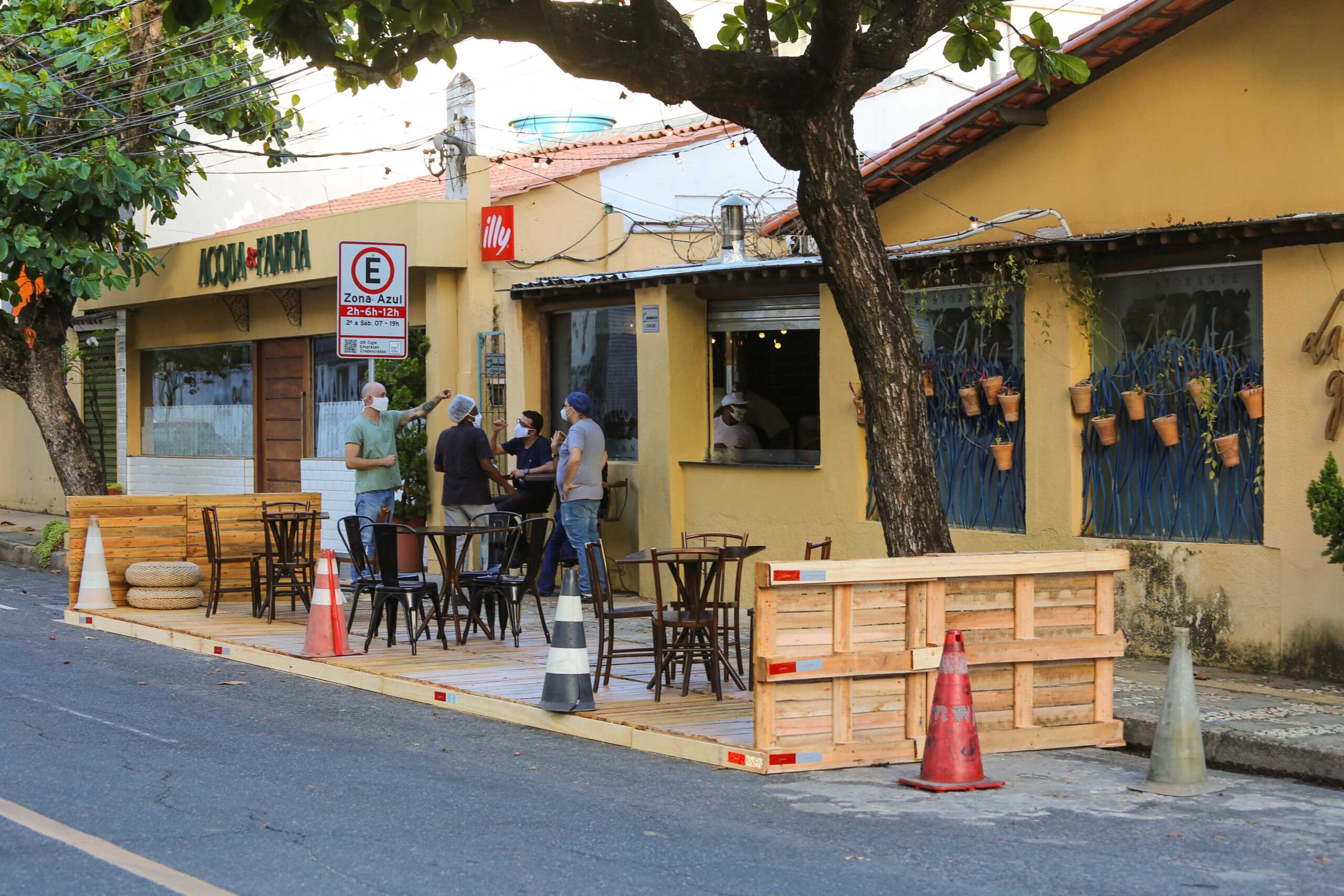 Salvador tem 44 bares e restaurantes autorizados a usar espaço público
