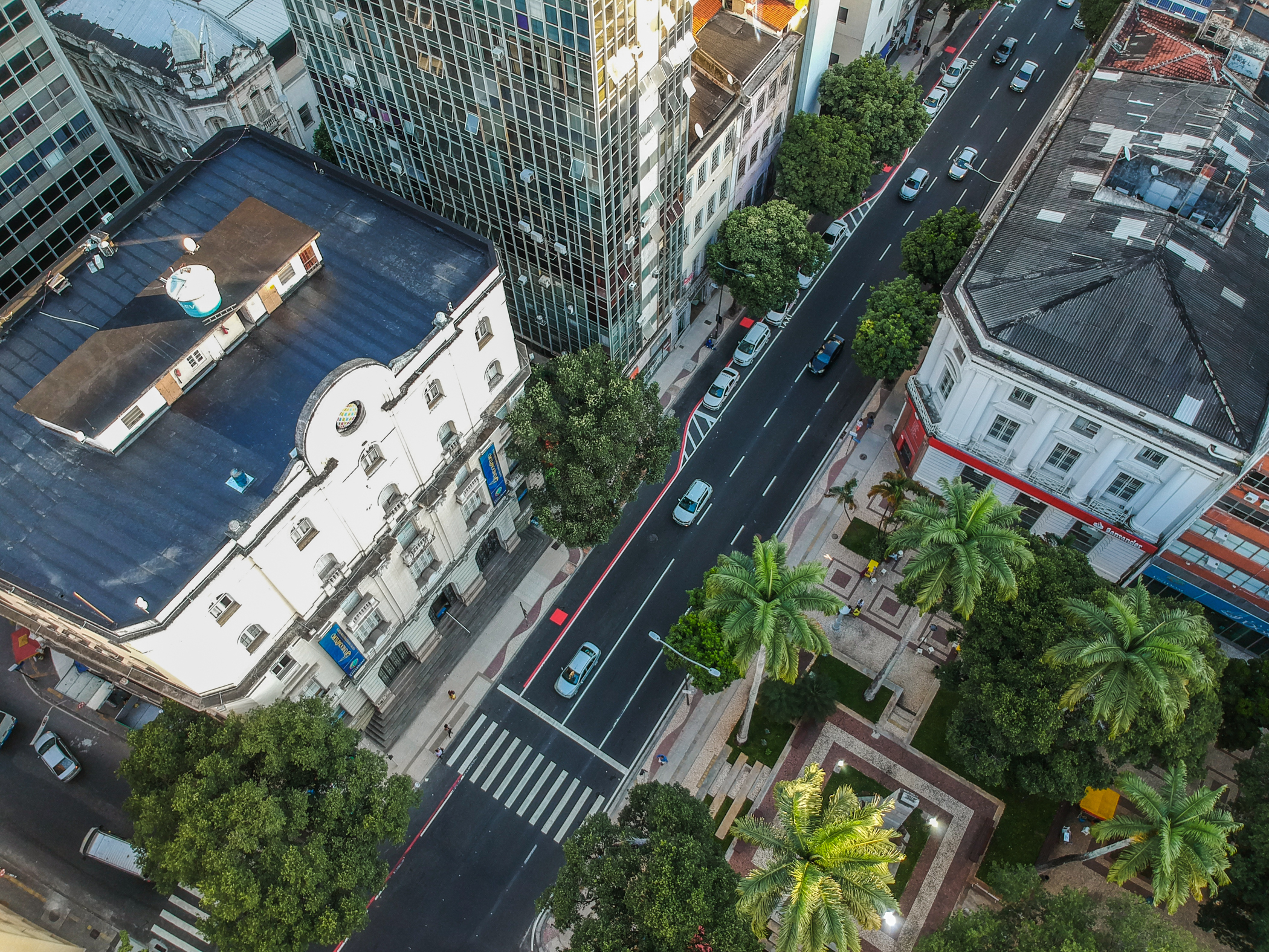 Rua Miguel Calmon reflete transformação no centro de Salvador