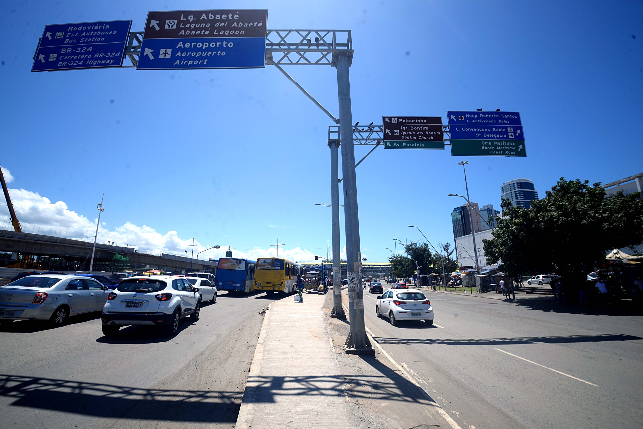 Obras do BRT alteram ponto de ônibus na avenida ACM