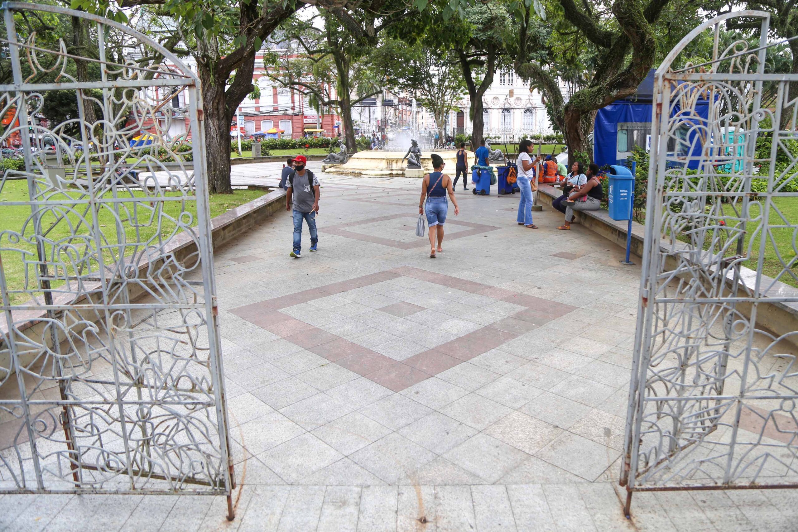 Fechadas durante a pandemia, praças de Salvador estão liberadas para uso público