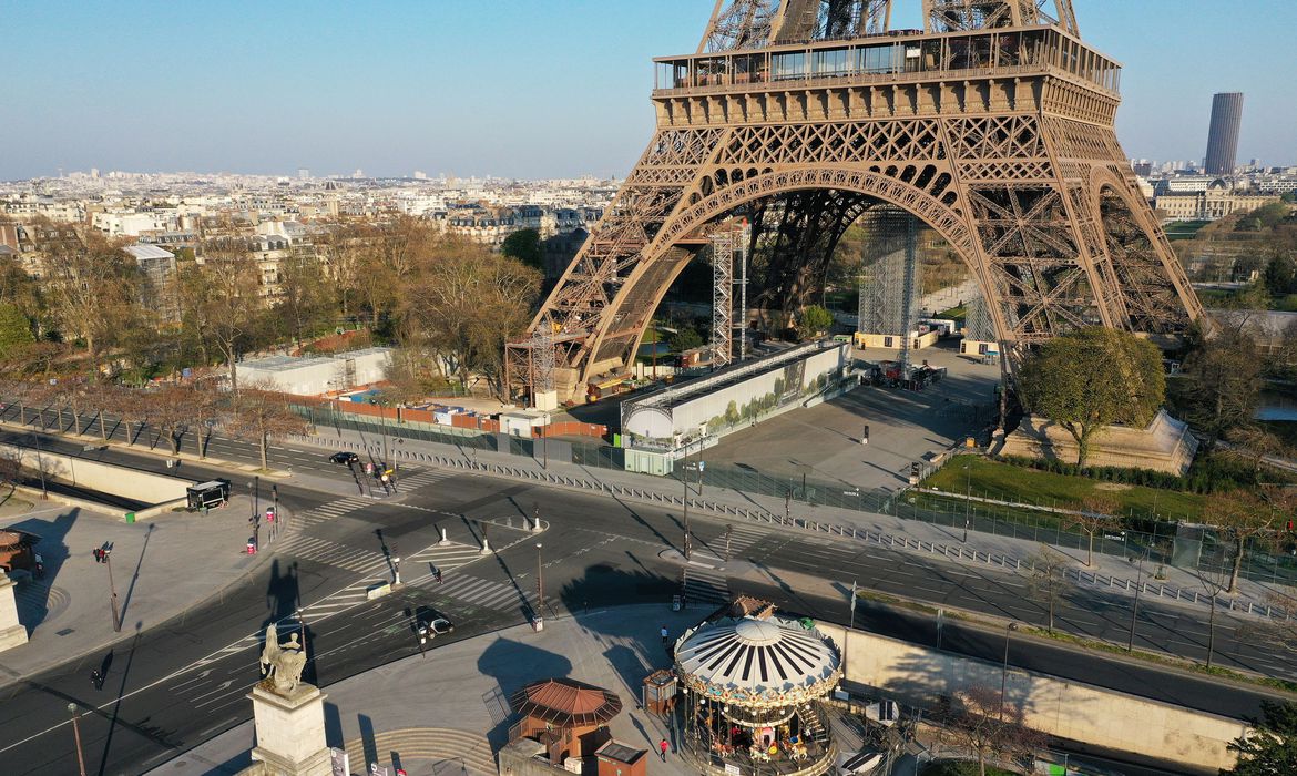 Ameaça de bomba esvazia Torre Eiffel