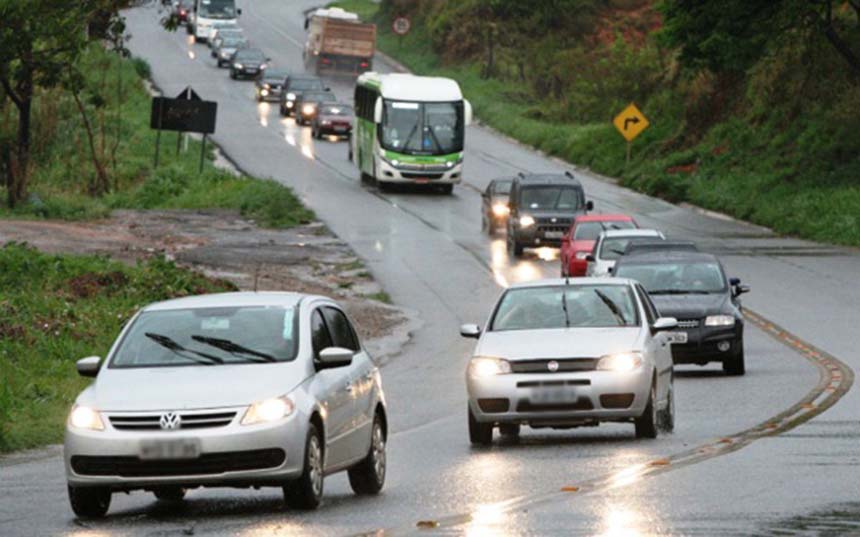 A partir de 2021, farol baixo nas rodovias só será obrigatório em pista simples