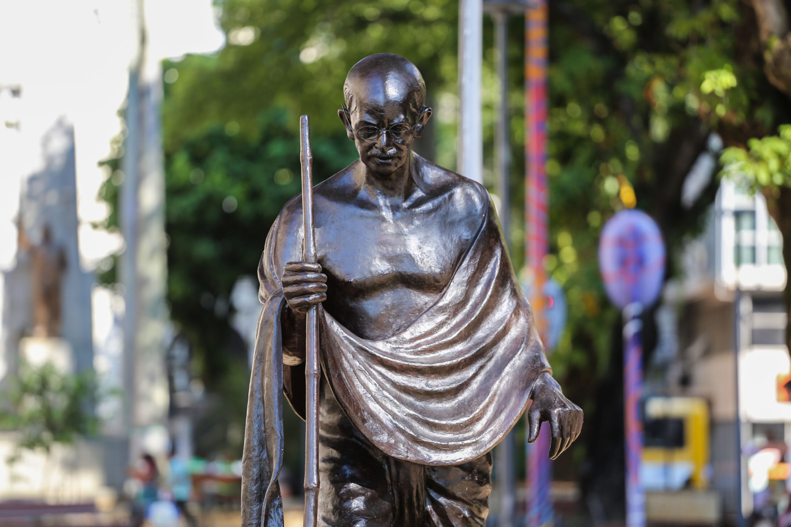 Praça da Inglaterra ganha estátua de Gandhi