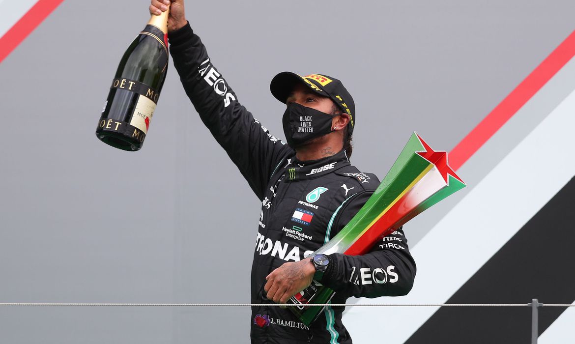 Lewis Hamilton quebra recorde de Schumacher