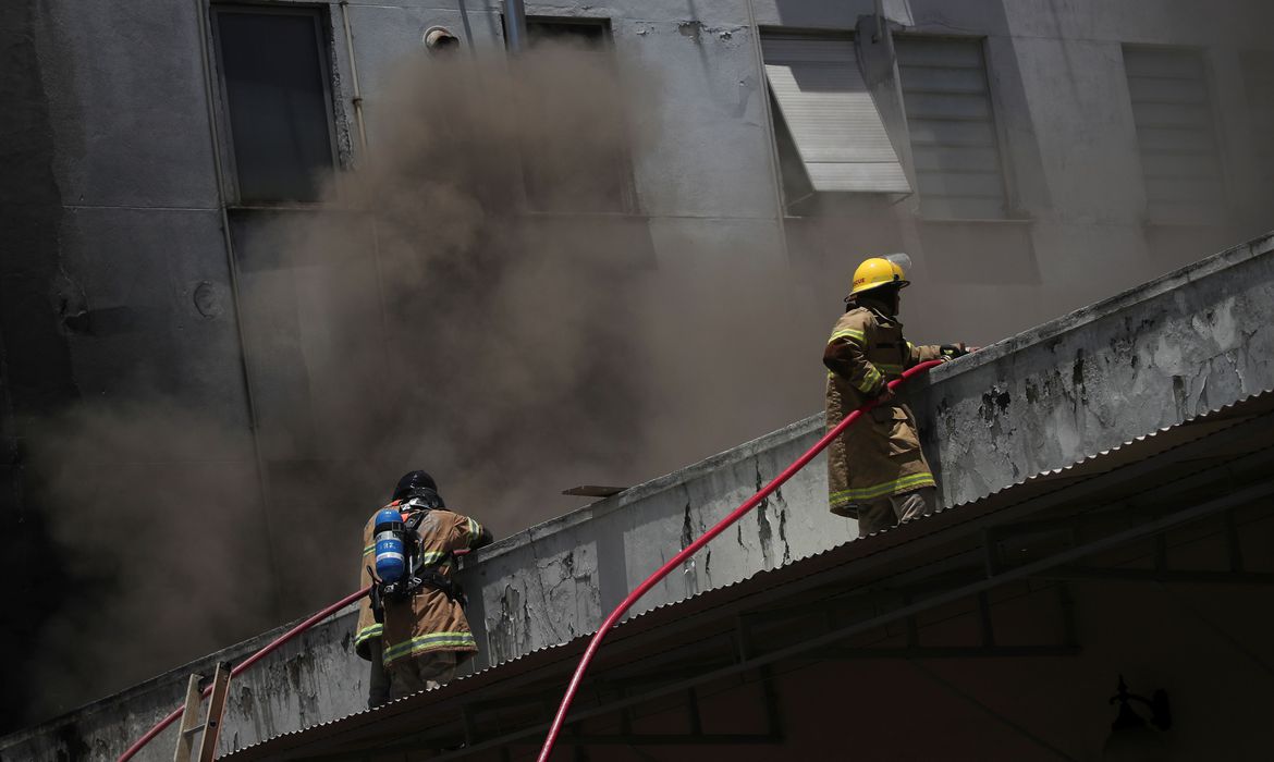 Incêndio atinge hospital federal no Rio; um paciente morre