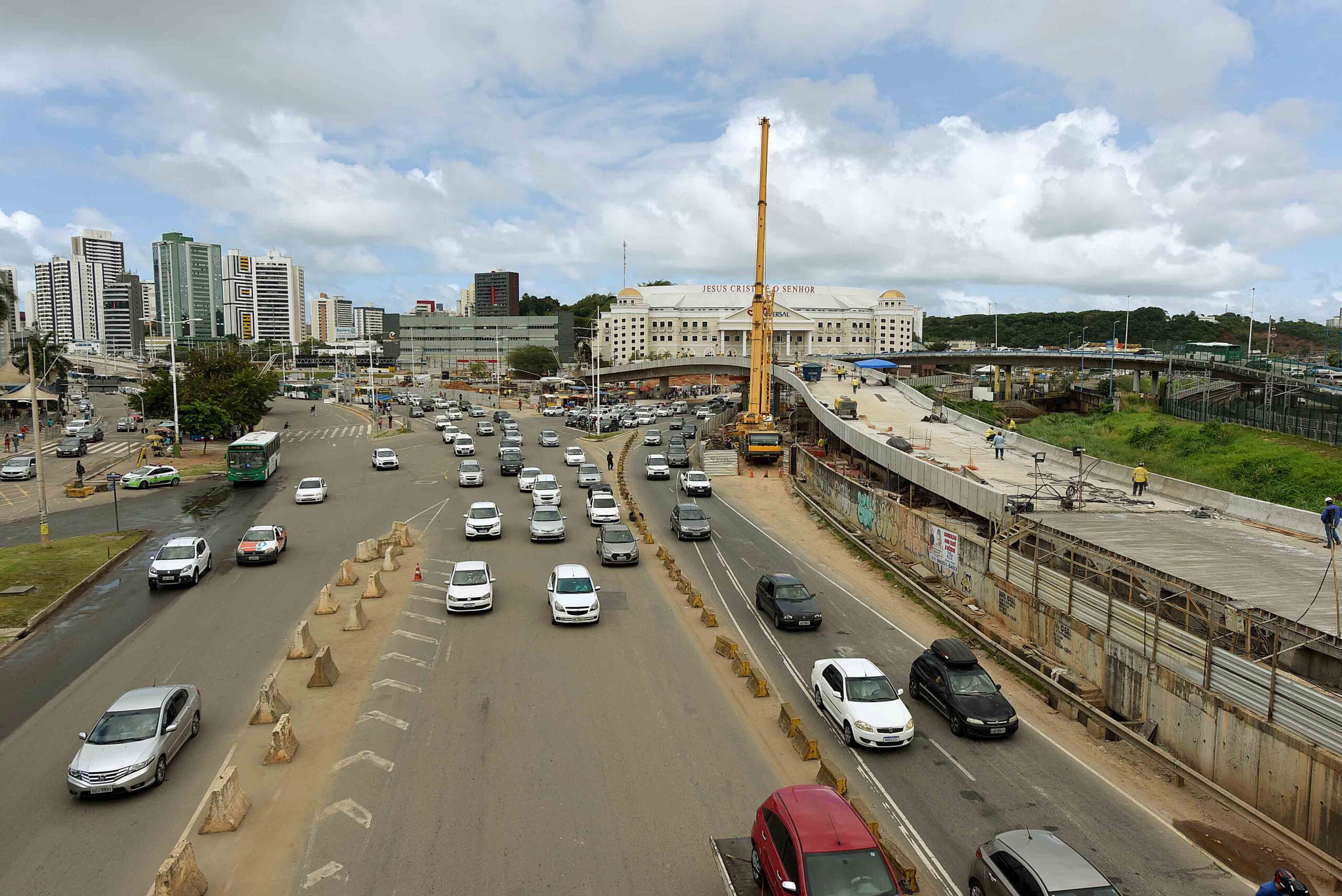Obras do BRT modificam trânsito na avenida ACM; motoristas devem evitar a região
