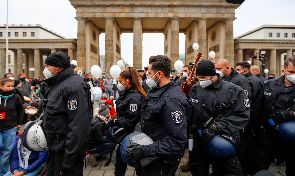 Alemães vão às ruas contra plano de Merkel para conter coronavírus