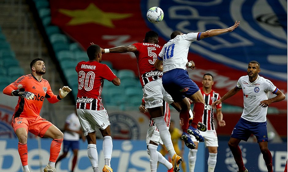 Na Fonte Nova, São Paulo ganha com facilidade do Bahia