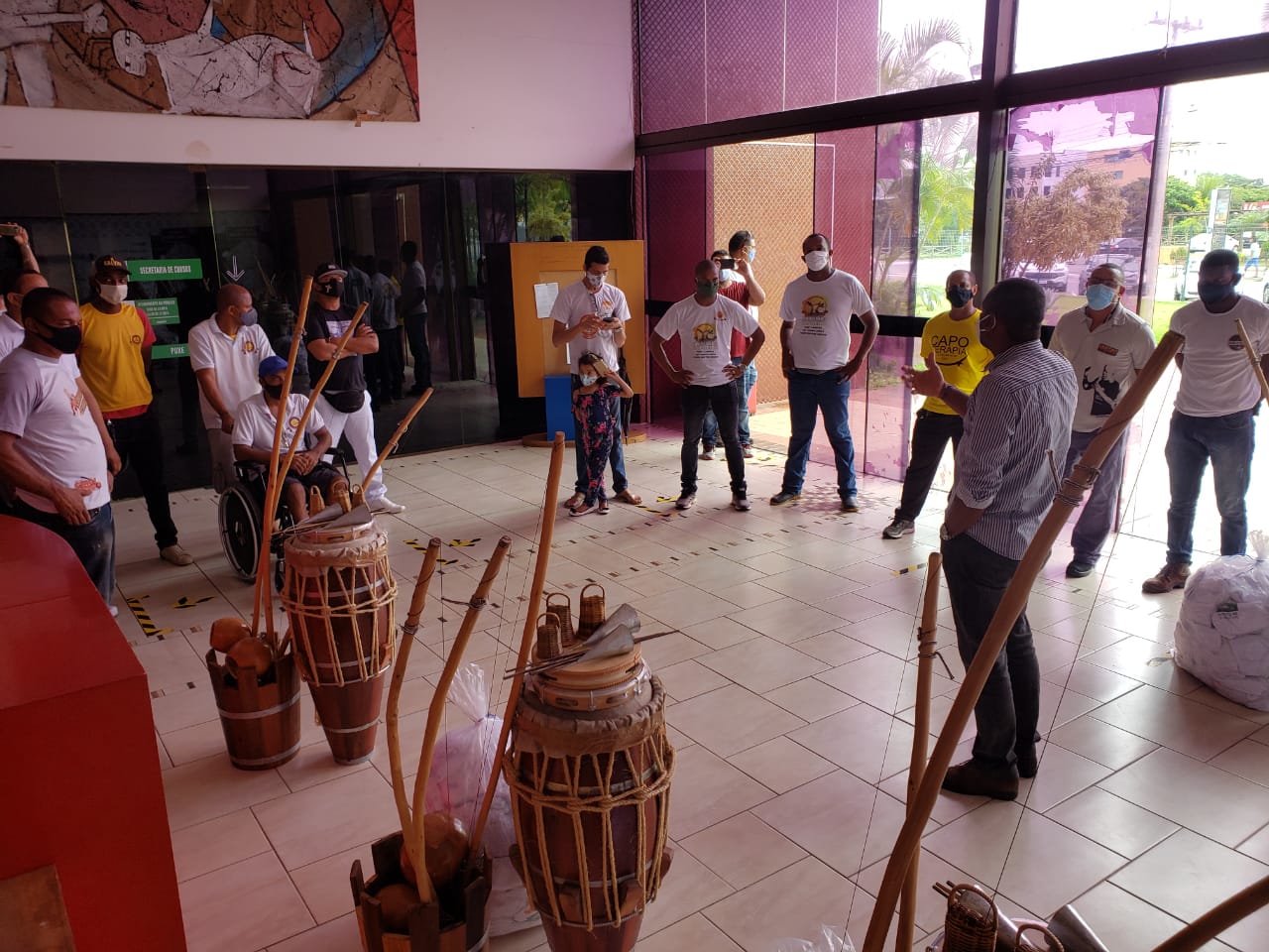 Kits de capoeira são entregues para 12 grupos de Camaçari
