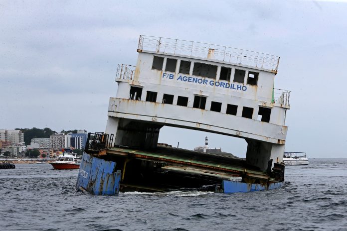 Governo da Bahia afunda navio e investe em turismo subaquático
