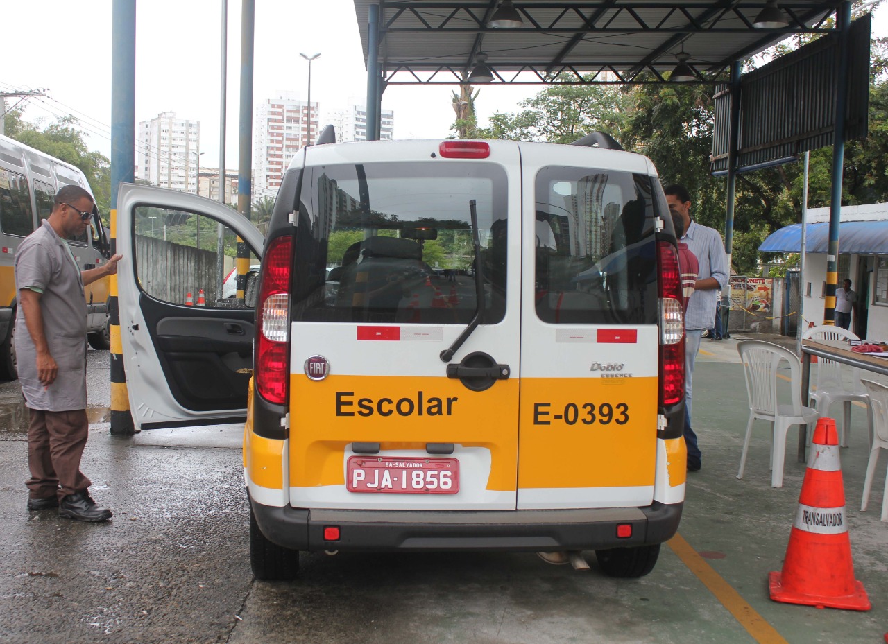 Motoristas e permissionários de transporte escolar vão receber R$ 2.700 da Prefeitura