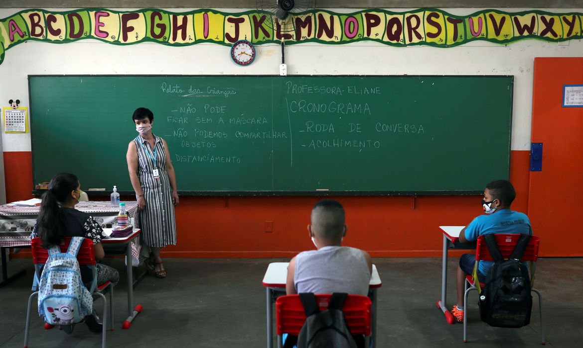 Rio volta a suspender aulas para combater o coronavírus