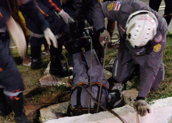 Bombeiros resgatam criança que caiu em bueiro em Salvador