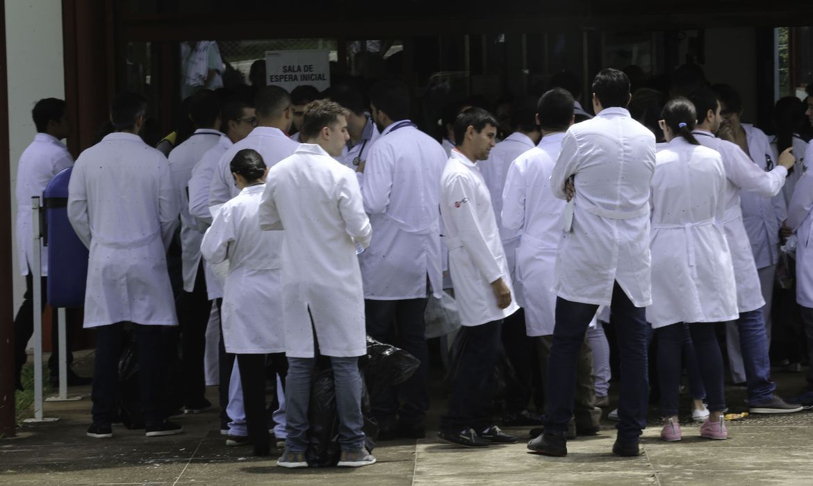 Médicos formados fora do Brasil fazem primeira fase do Revalida