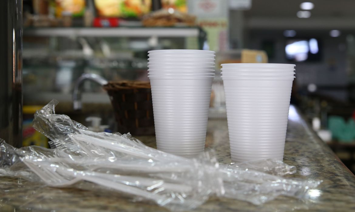 São Paulo proíbe copos, talhares e pratos de plástico