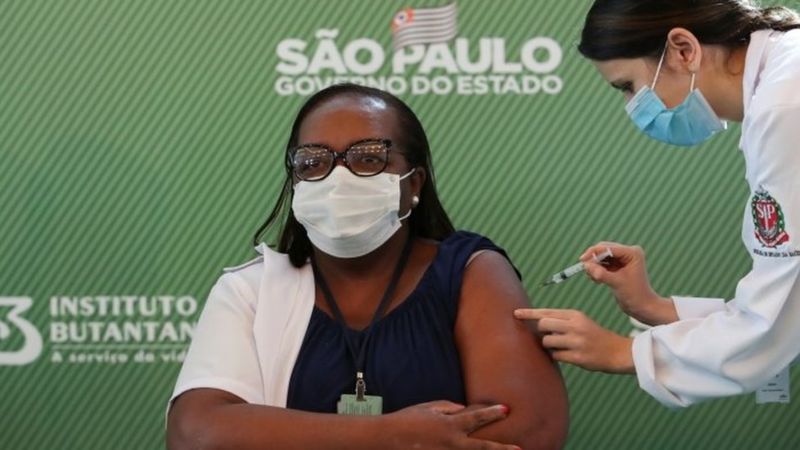 Enfermeira de SP é a primeira a ser vacinada contra a Covid-19 no país