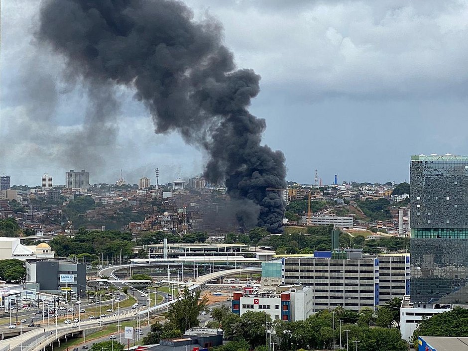 Doze ônibus da empresa Rio Real pegam fogo perto da rodoviária