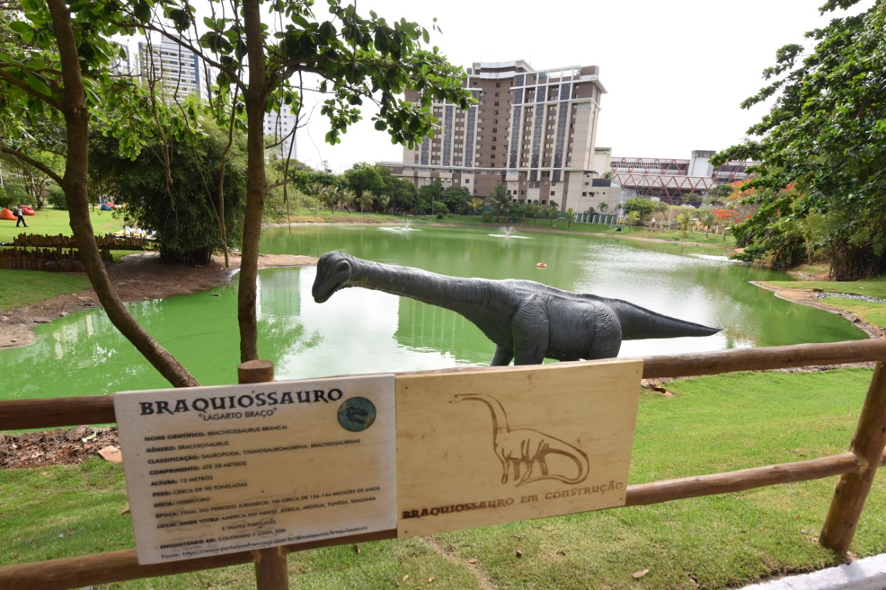Lagoa dos Dinossauros traz clima pré-histórico para Salvador