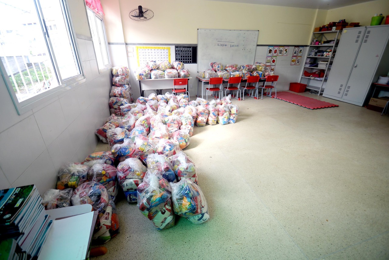 Prefeitura inicia distribuição de cestas básicas para alunos