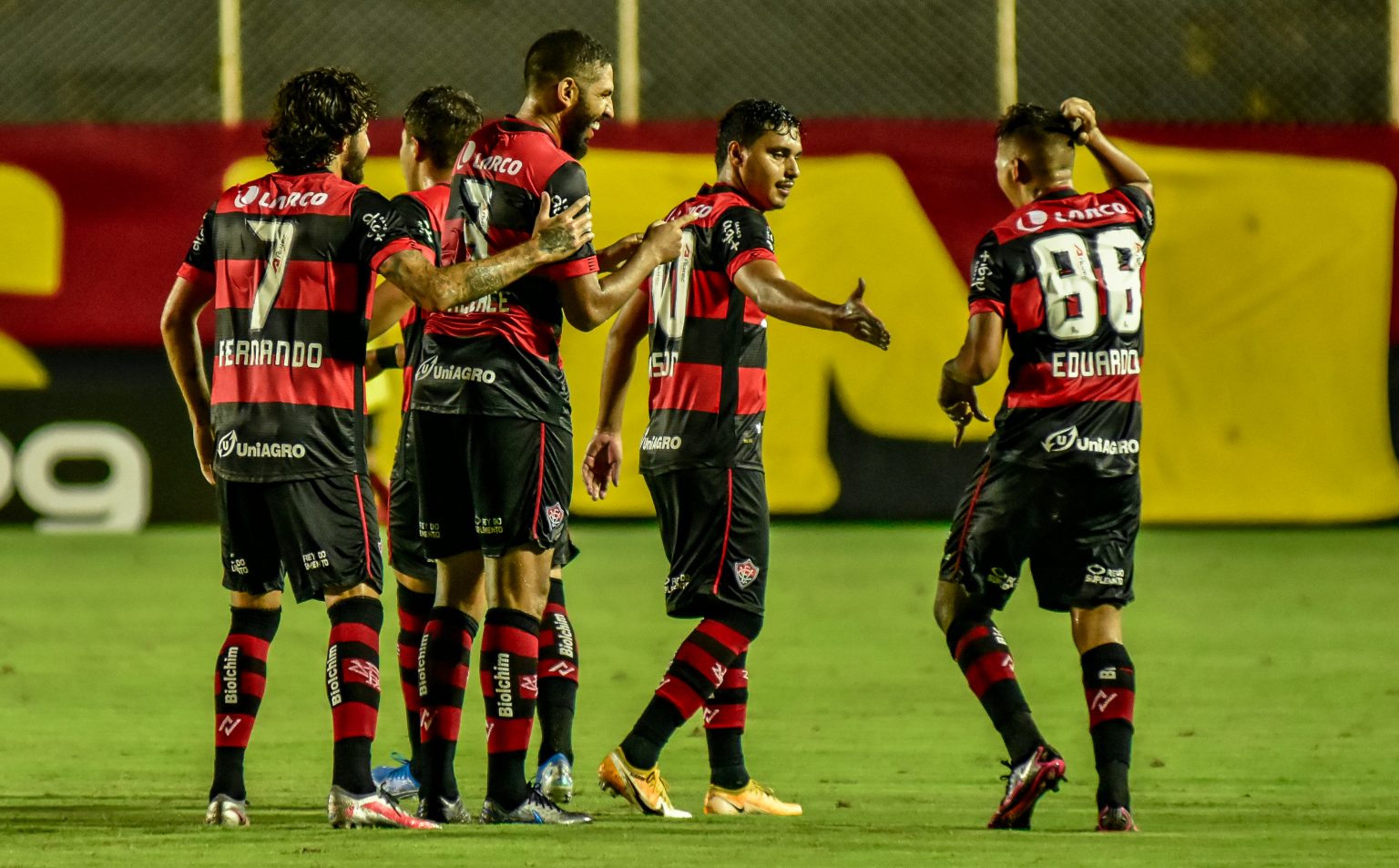 Vitória derrota Botafogo-SP e escapa do rebaixamento
