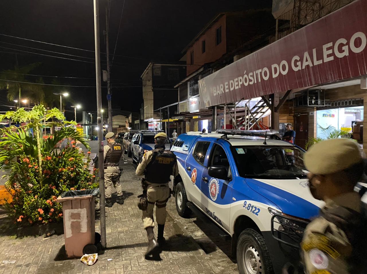 Polícia acaba com aglomerações no centro de Lauro de Freitas