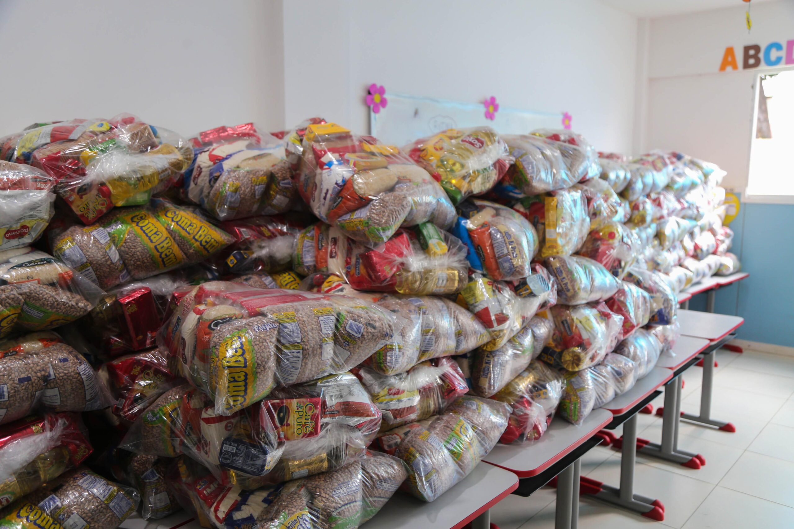 Prefeitura distribui cestas básicas para estudantes