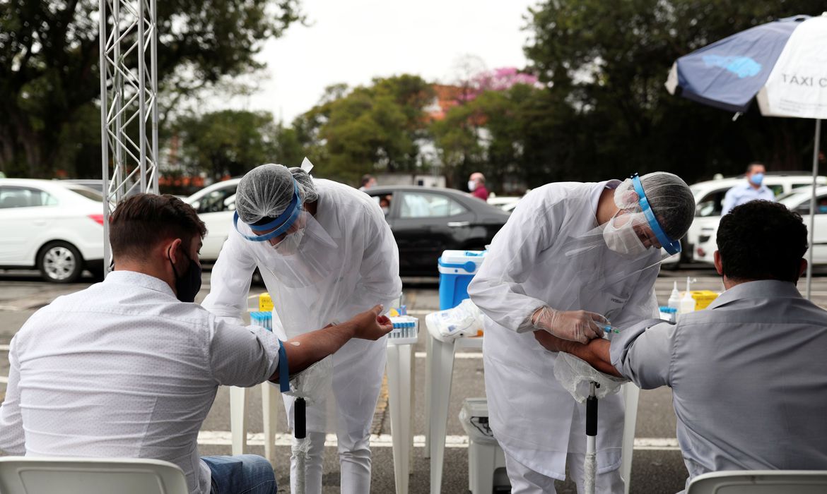 Brasil tem quase 240 mil mortes por coronavírus